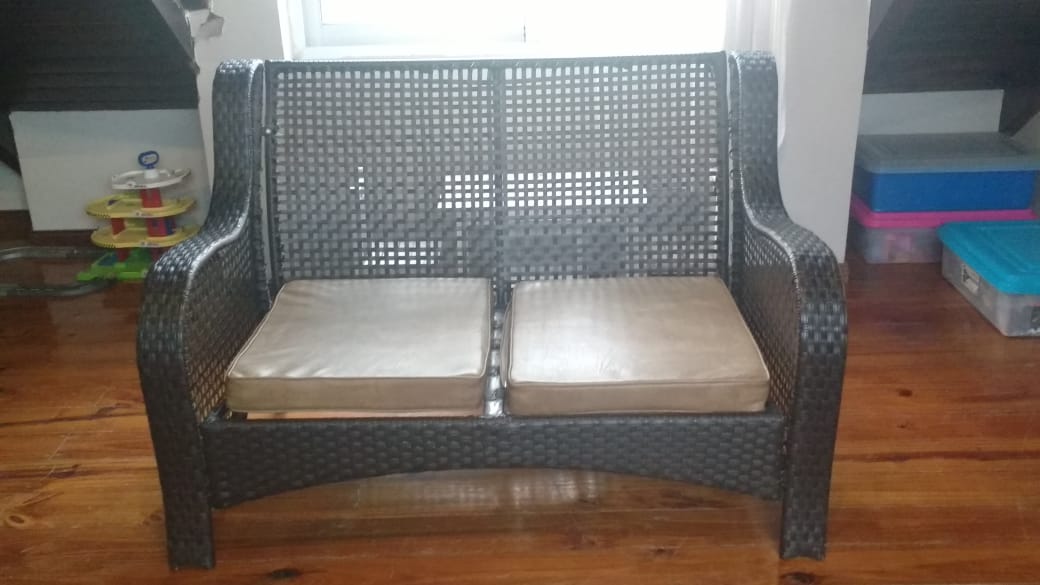 Mesa, sillas, TV, Juego de sillones.