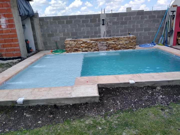 Piscina revestida y con luces led.