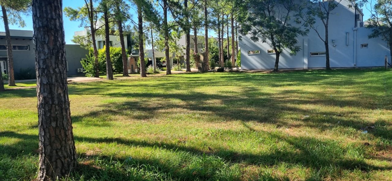 Propietario vende terreno en equina en Contry El Pinar